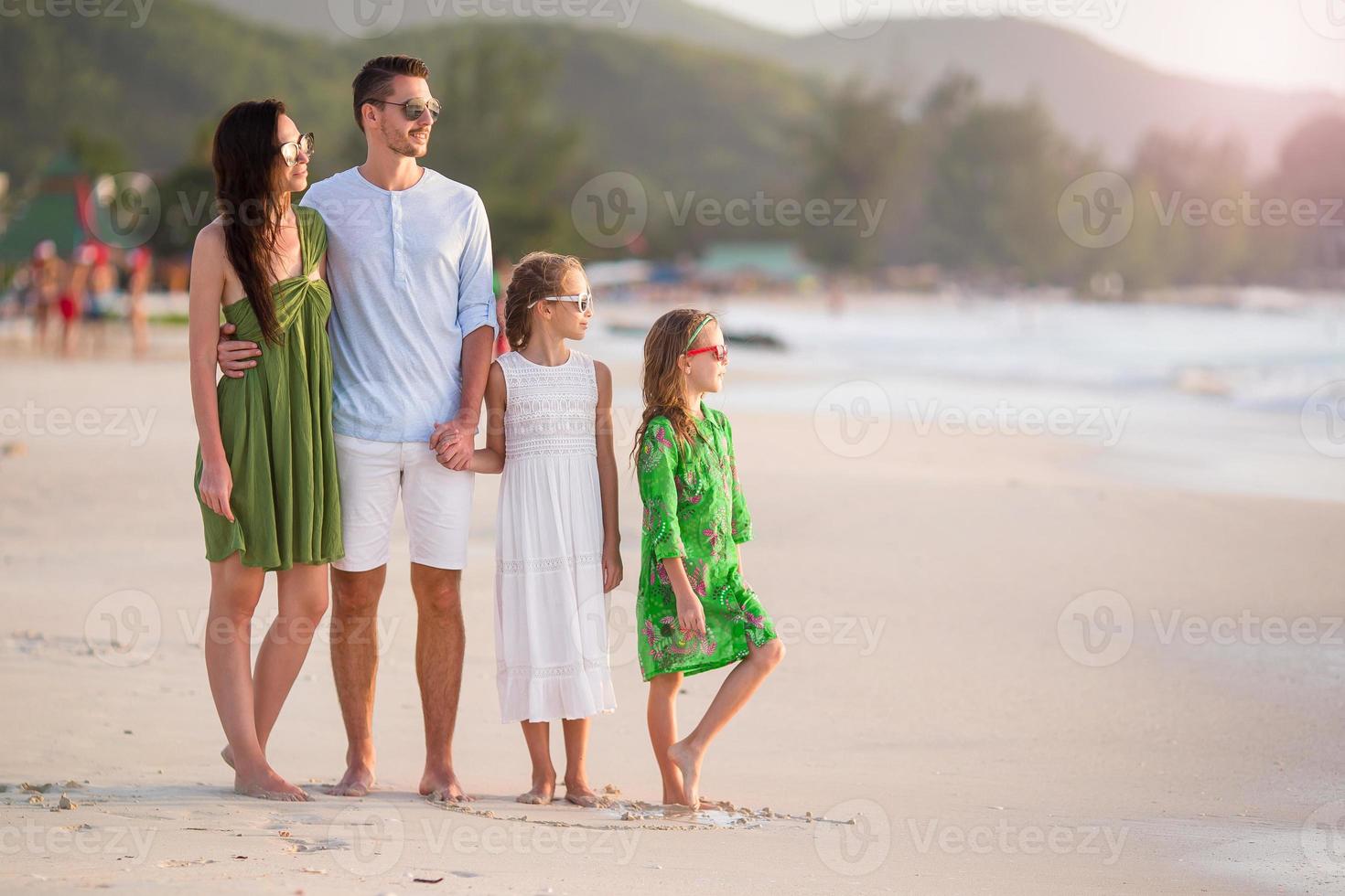 Enfants se promenant sur la plage