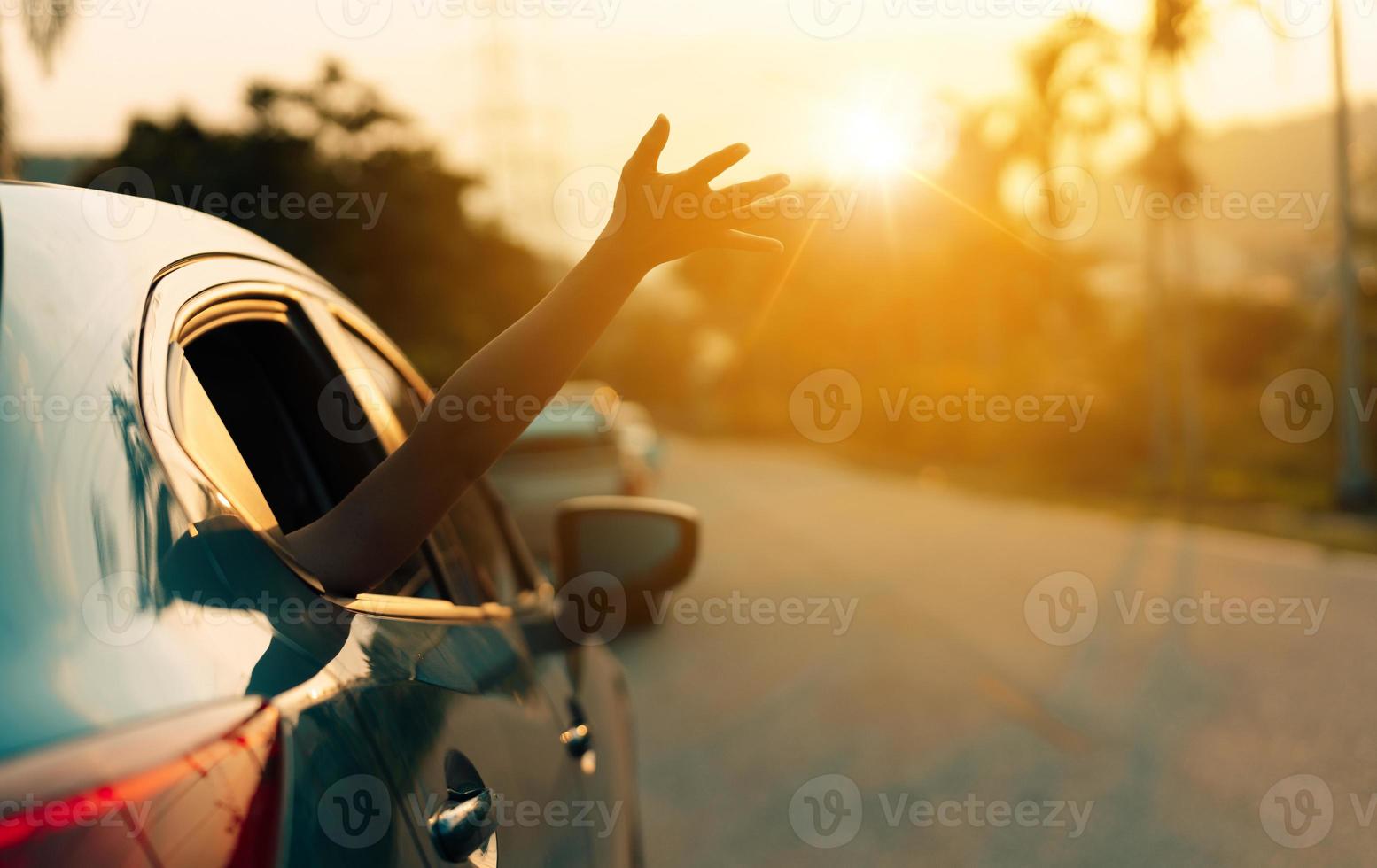 voyage en voiture à hayon conduite voyage sur la route d'une femme vacances d'été en voiture bleue au coucher du soleil, filles heureuses voyageant profiter des vacances et de la détente avec des amis ensemble obtenir l'ambiance et aller à destination photo