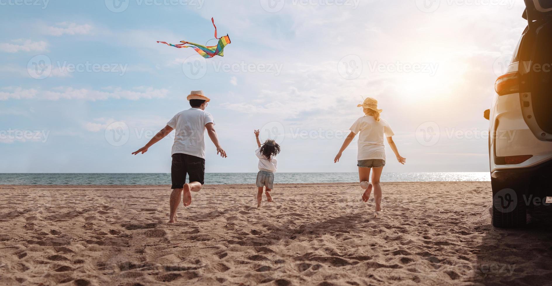 famille heureuse avec voyage en voiture. vacances d'été en voiture au coucher du soleil, papa, maman et fille heureux de voyager profitent ensemble de la conduite en vacances, les gens voyagent en automobile. photo