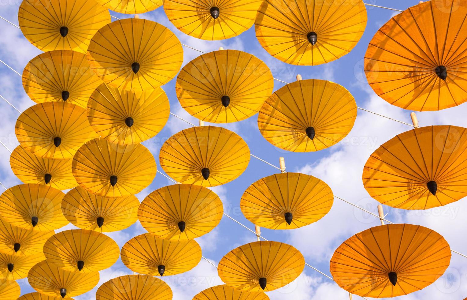 beaucoup de décoration avec parapluie jaune suspendu en plein air photo