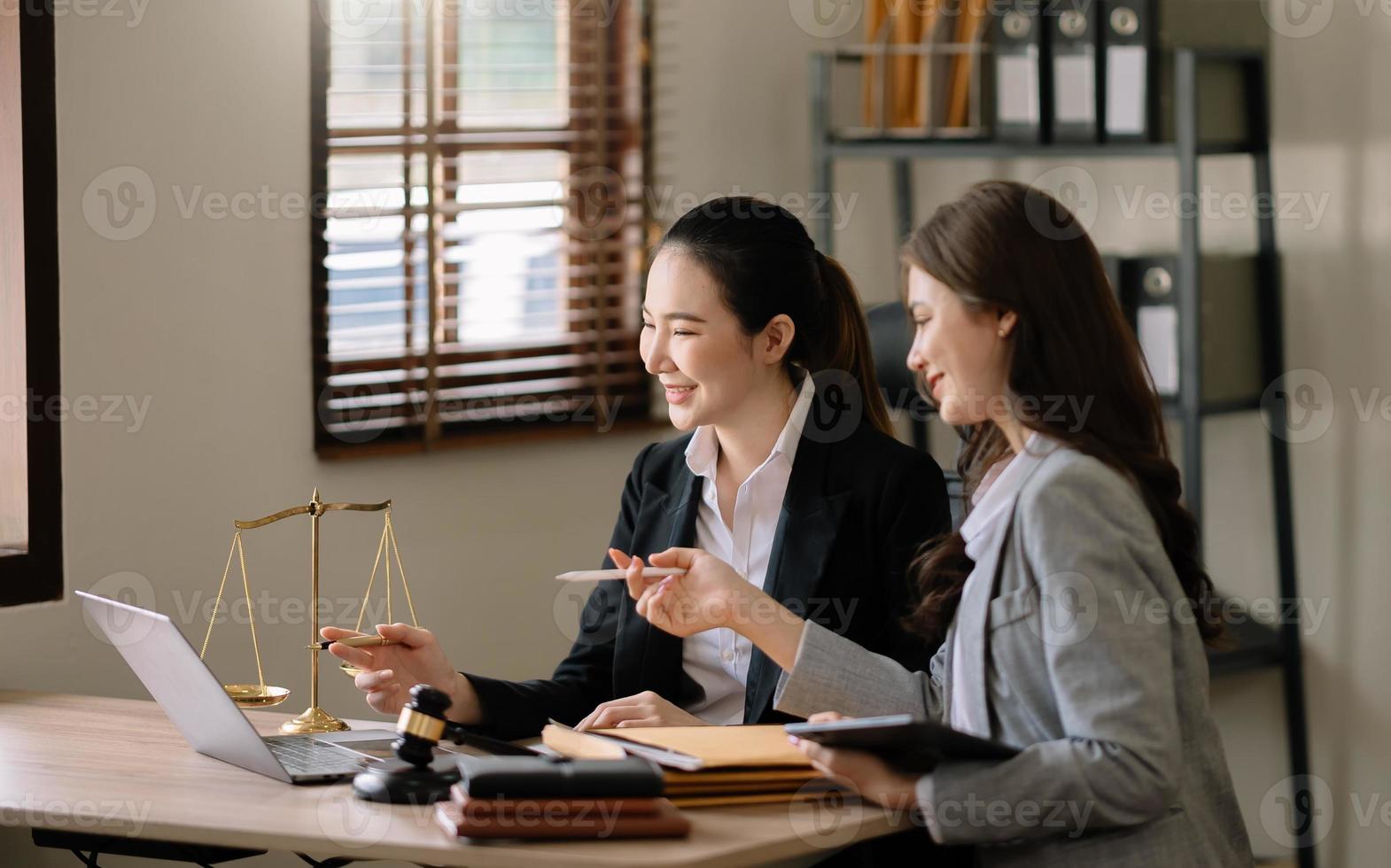 une avocate ou une juge d'affaires et une femme consultent une réunion d'équipe avec le concept de client, de droit et de services juridiques. service à la clientèle bonne coopération au bureau photo