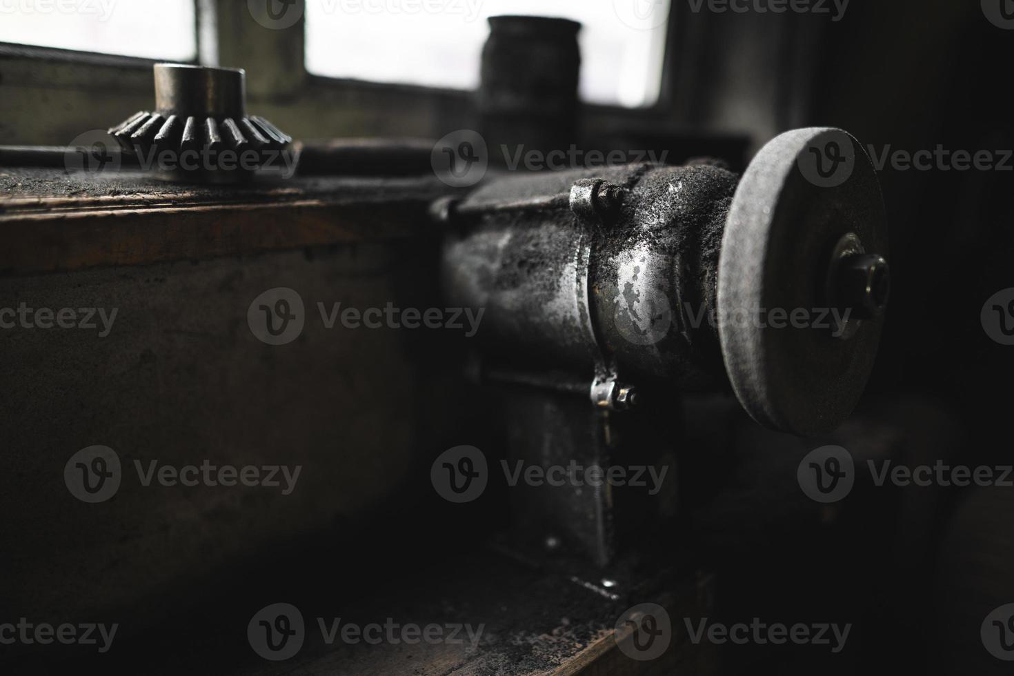 machine électrique pour tourner les produits métalliques dans l'atelier photo