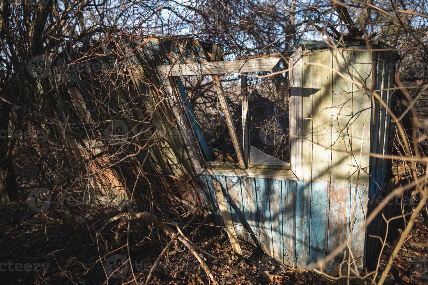 vieille maison en ruine, ne convient pas à la vie, mur de briques tombé photo