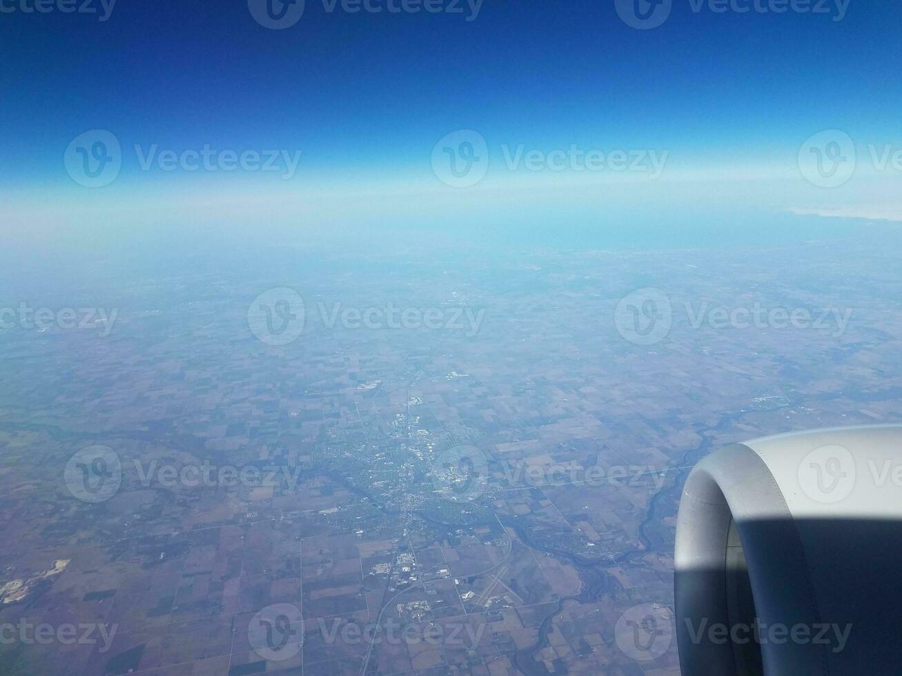 moteur à réaction et sol vus de la fenêtre de l'avion photo