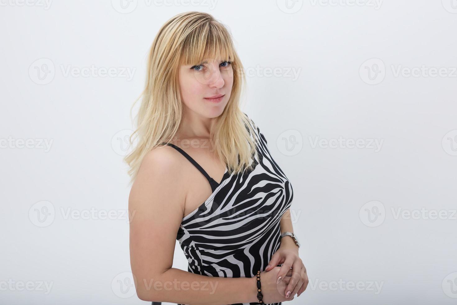 modèle de fille blonde en robe rayée blanche et noire sur fond en studio photo