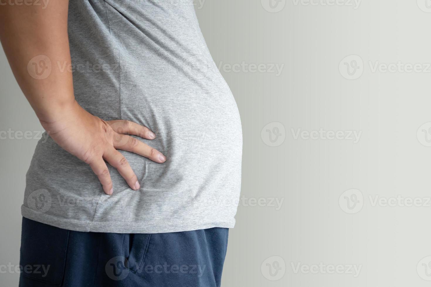 concept de corps d'homme malsain de besoin d'obésité et de surpoids causant des problèmes de santé photo