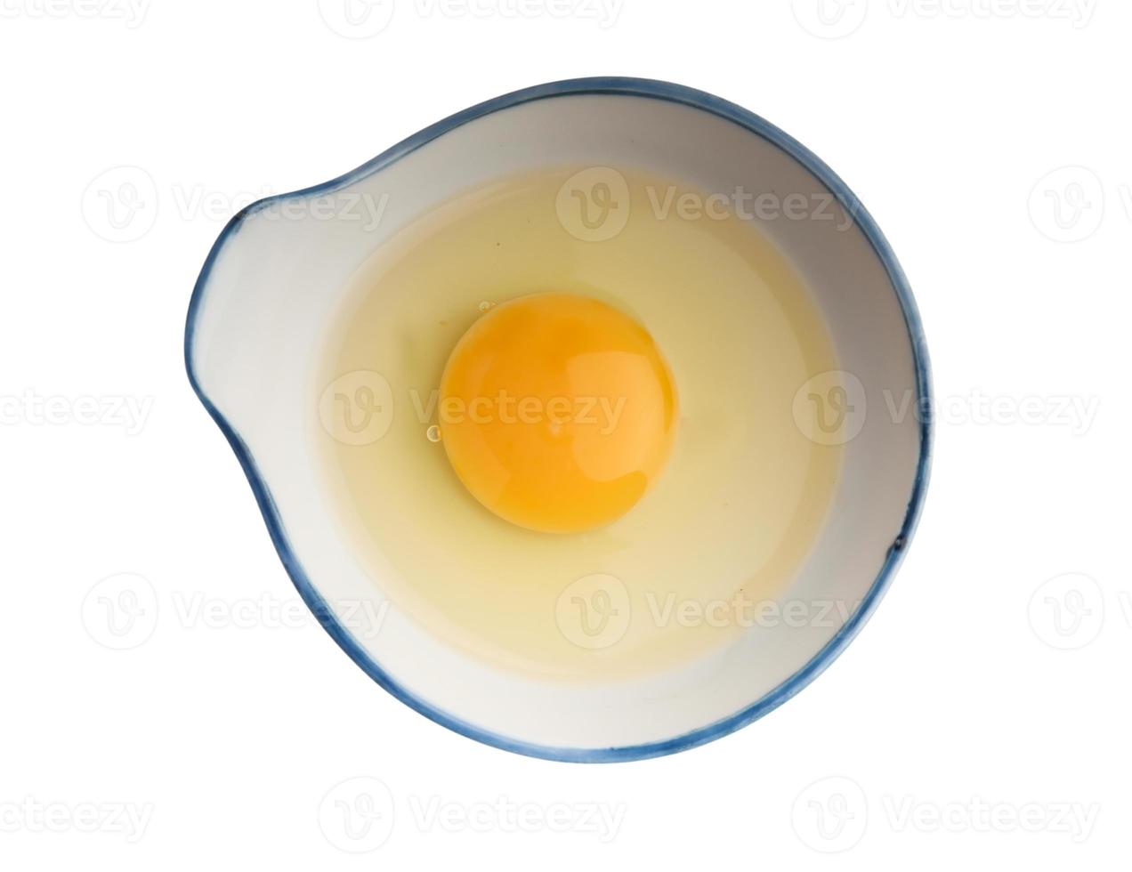tasse d'œufs frais sur fond blanc.image isolée. photo