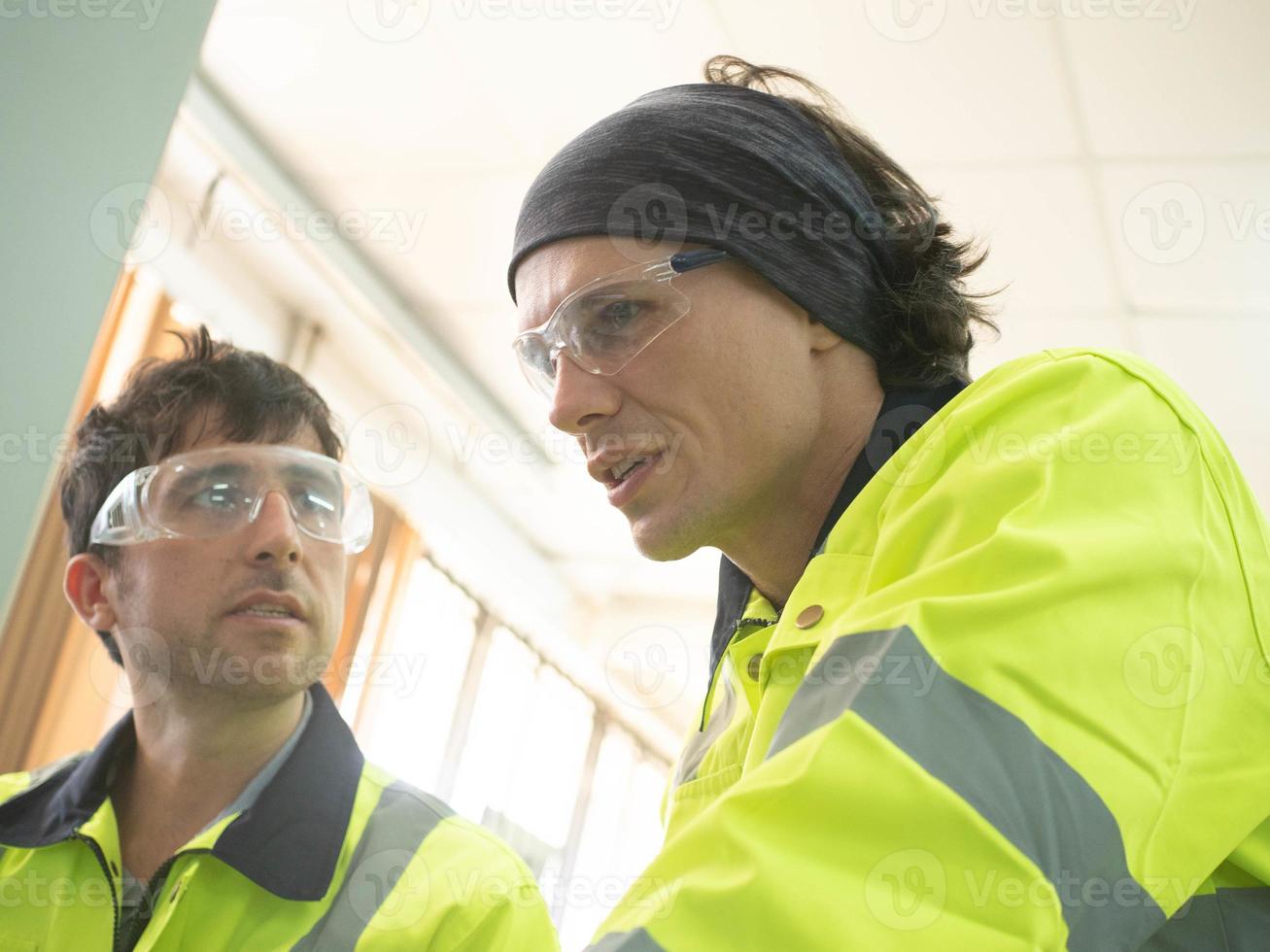 ingénieur mâle uniformes parler parler discussion conversation main d'oeuvre personnel employé homme entretien travail emploi carrière Métier La technologie travail d'équipe groupe technique directeur installation superviseur entrepôt photo