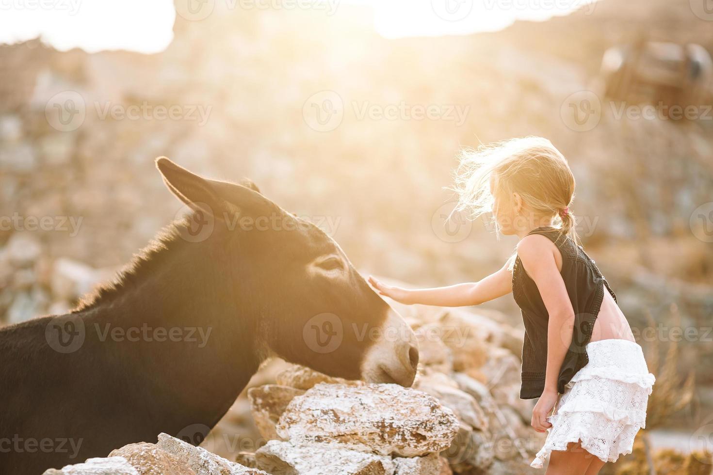 petite fille avec un âne sur l'île de mykonos photo