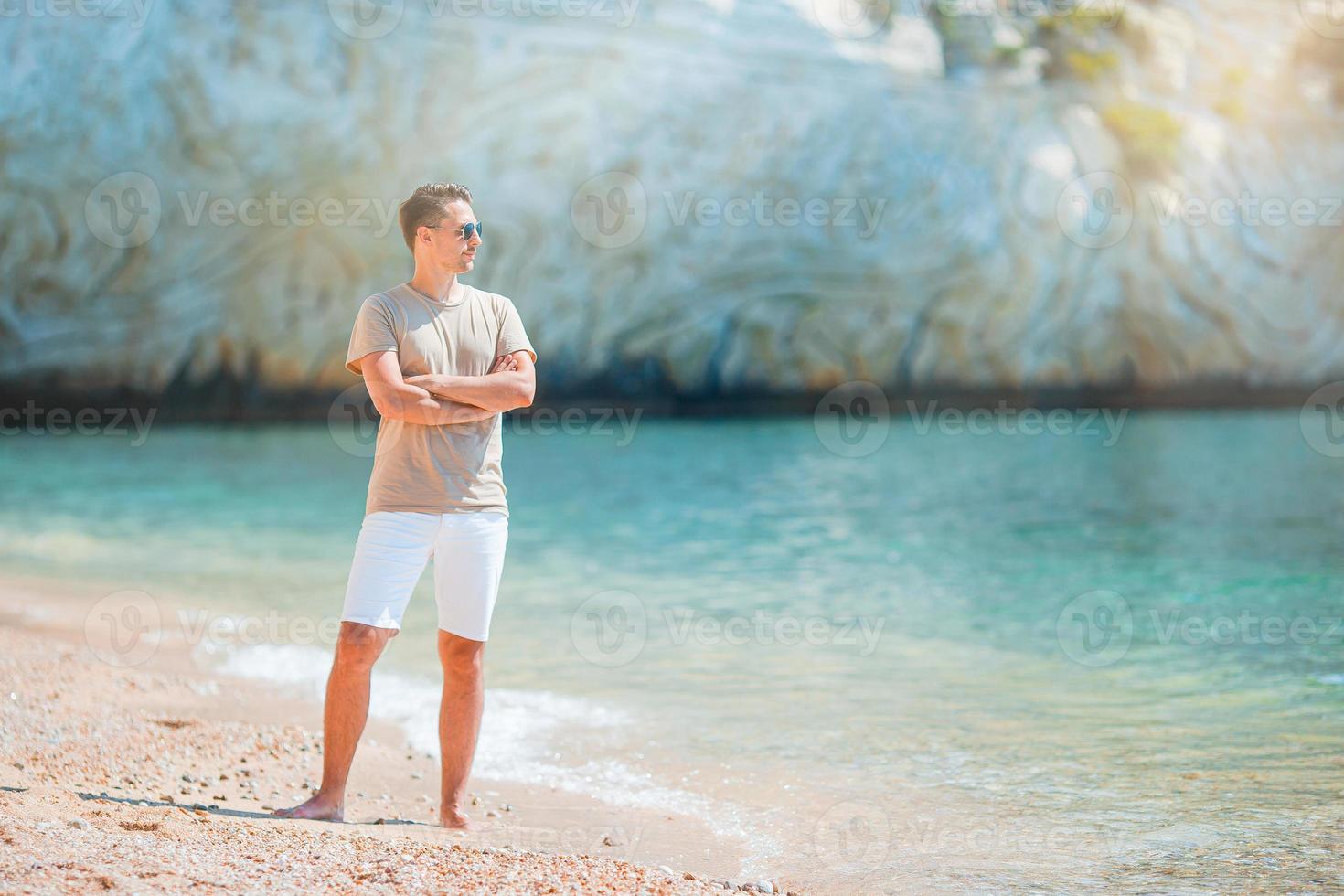 jeune homme sur la plage s'amusant photo