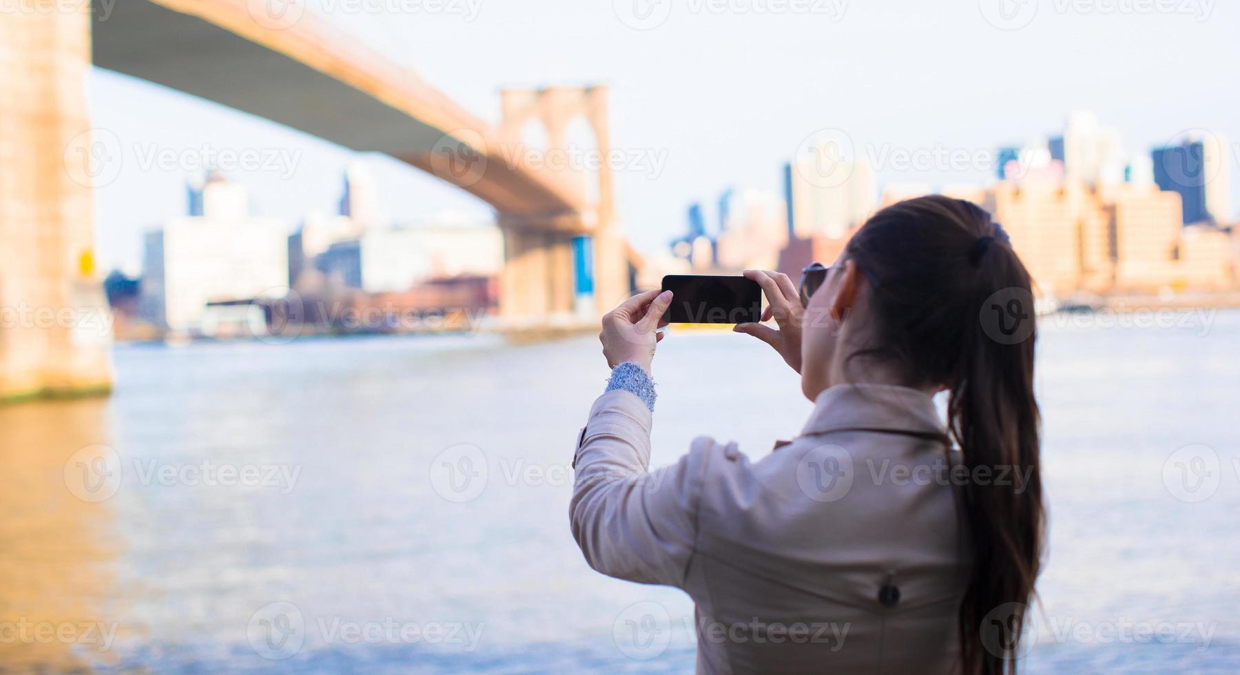 jeune fille a photographié le pont de brooklyn photo