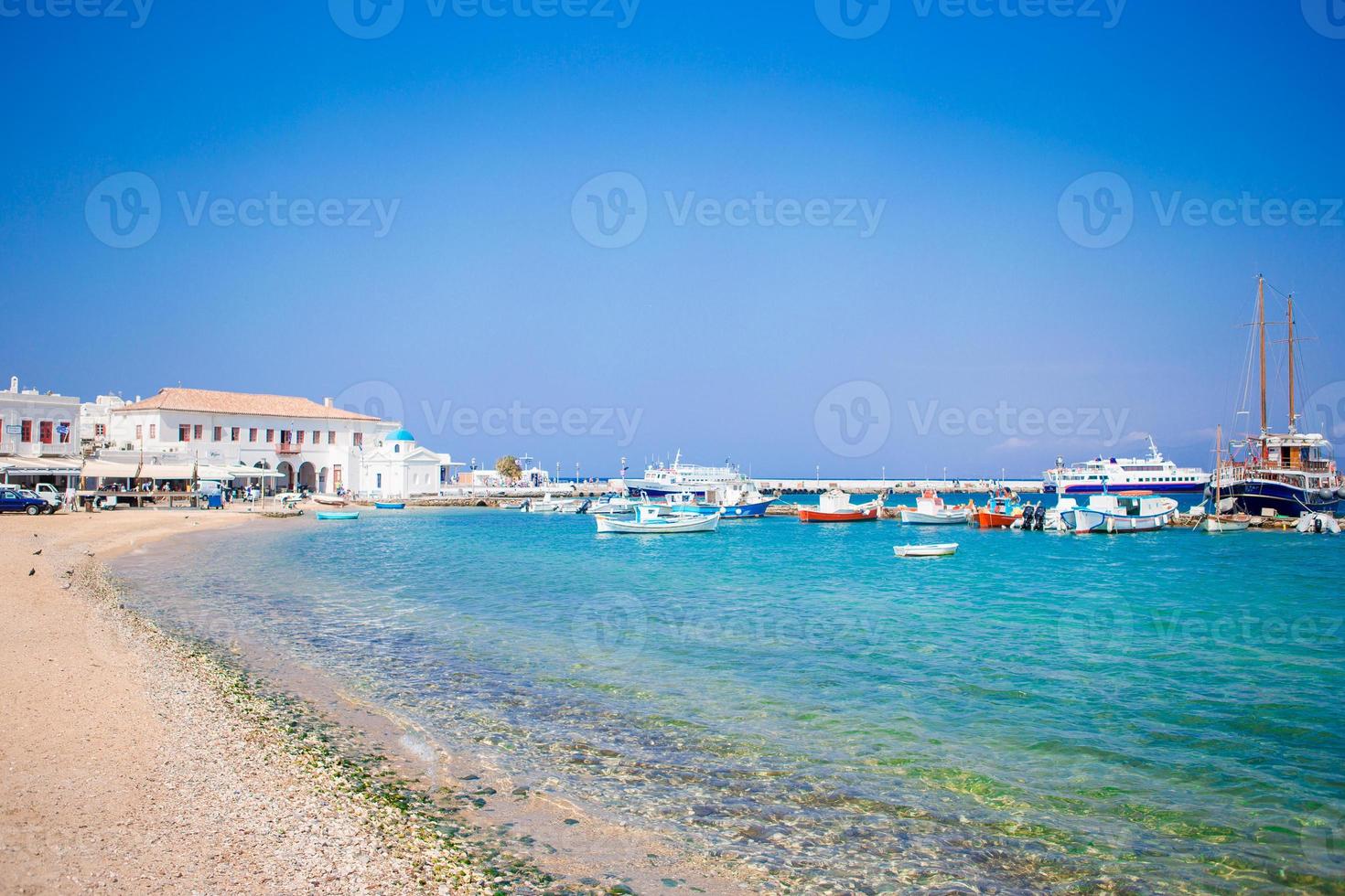 vue sur le port de la ville de mykonos à mykonos, cyclades, grèce photo