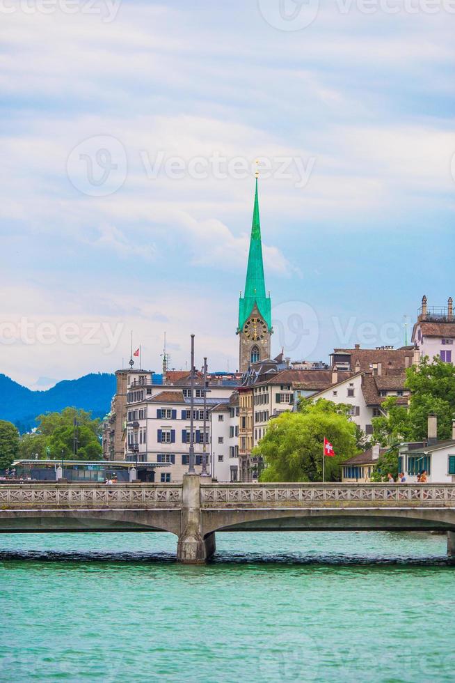 vue sur le centre-ville historique de zurich avec la célèbre église fraumunster et la rivière limmat, suisse photo