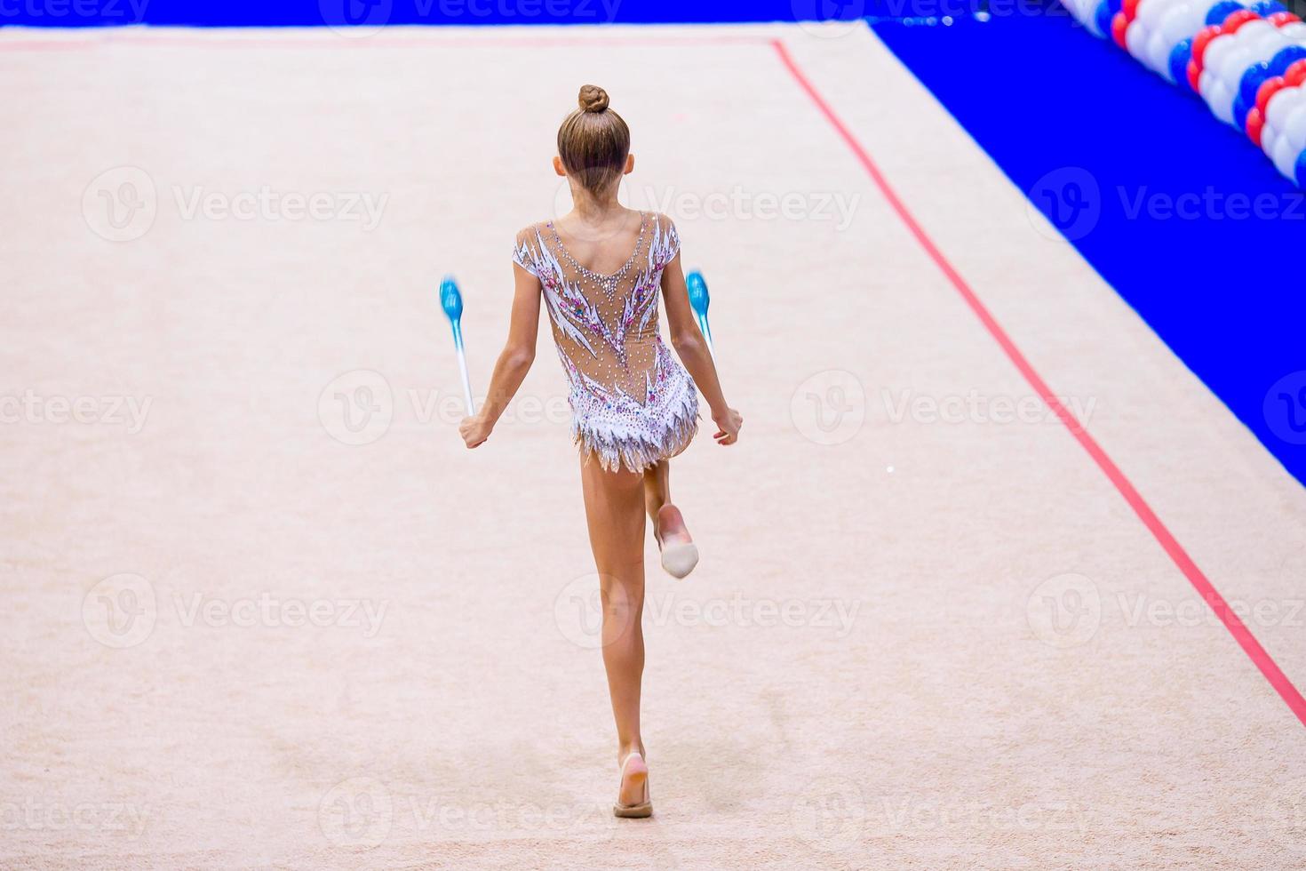 belle petite fille gymnaste active avec sa performance sur le tapis photo