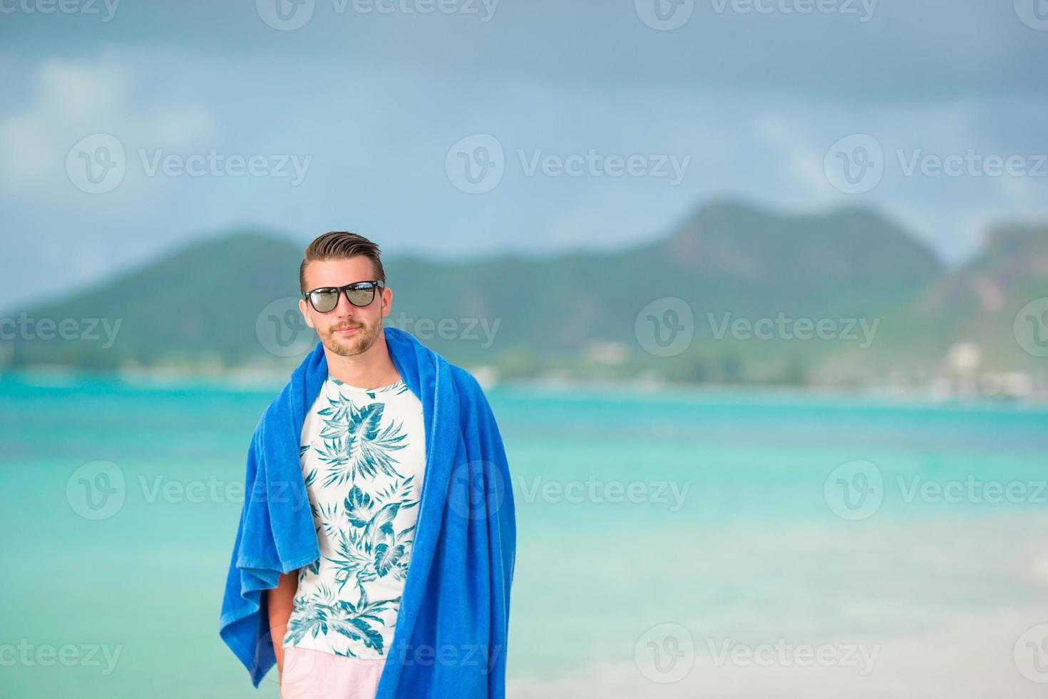 jeune homme sur la plage de sable blanc en vacances photo