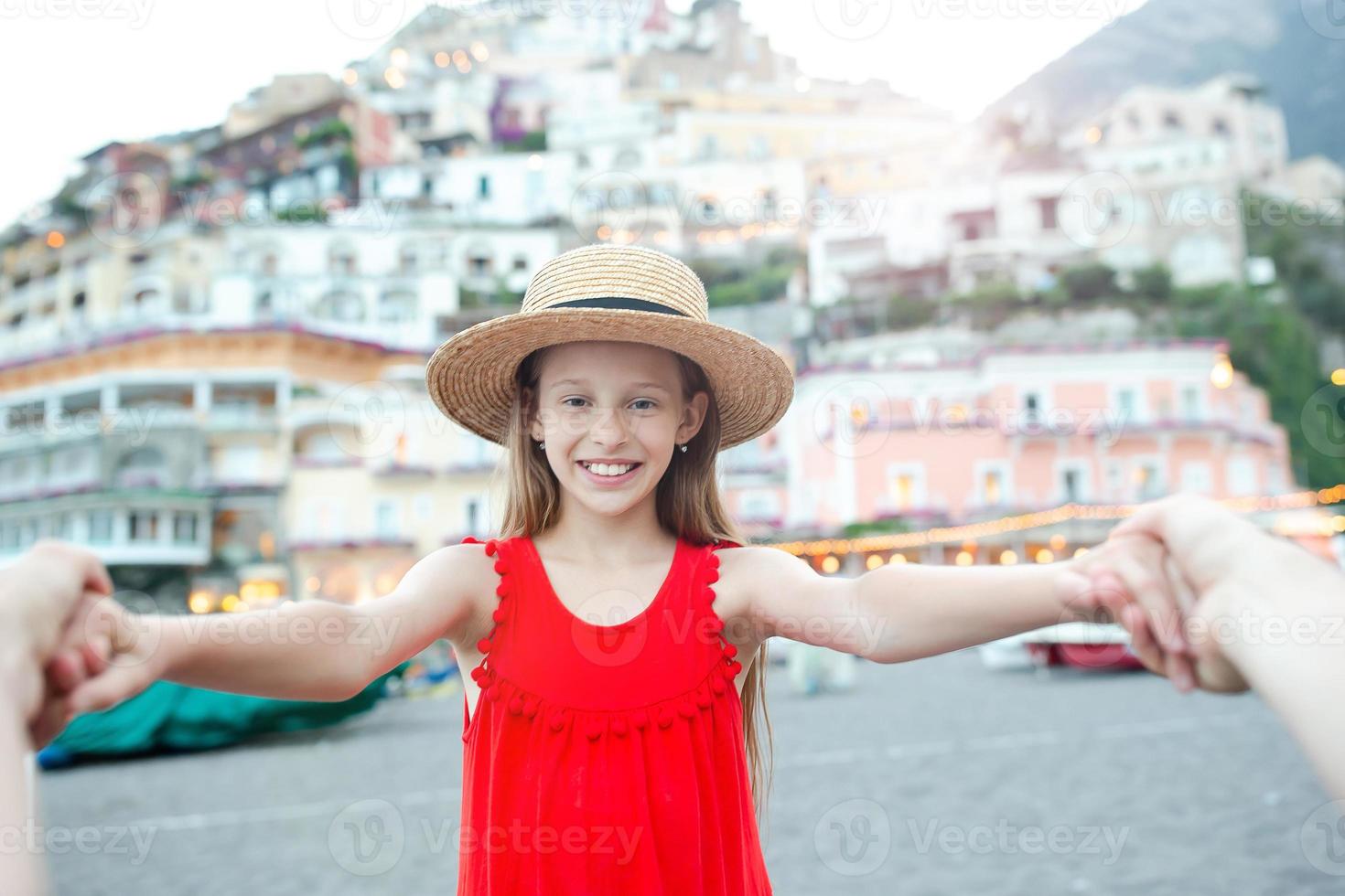 adorable petite fille le jour d'été chaud et ensoleillé dans la ville de positano en italie photo