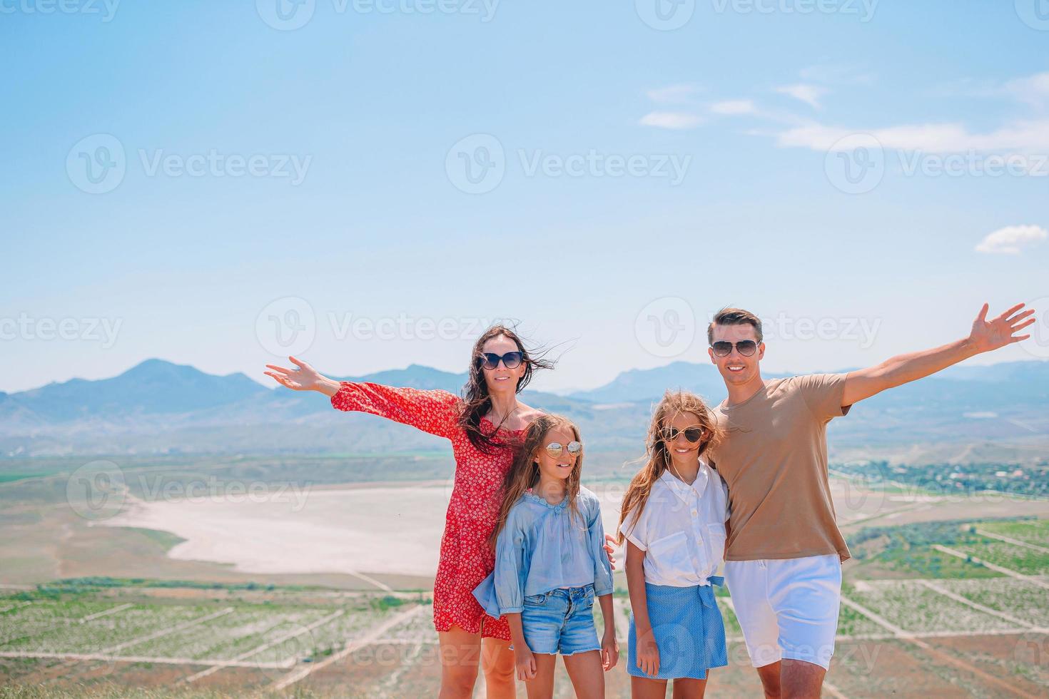 famille heureuse en vacances à la montagne photo