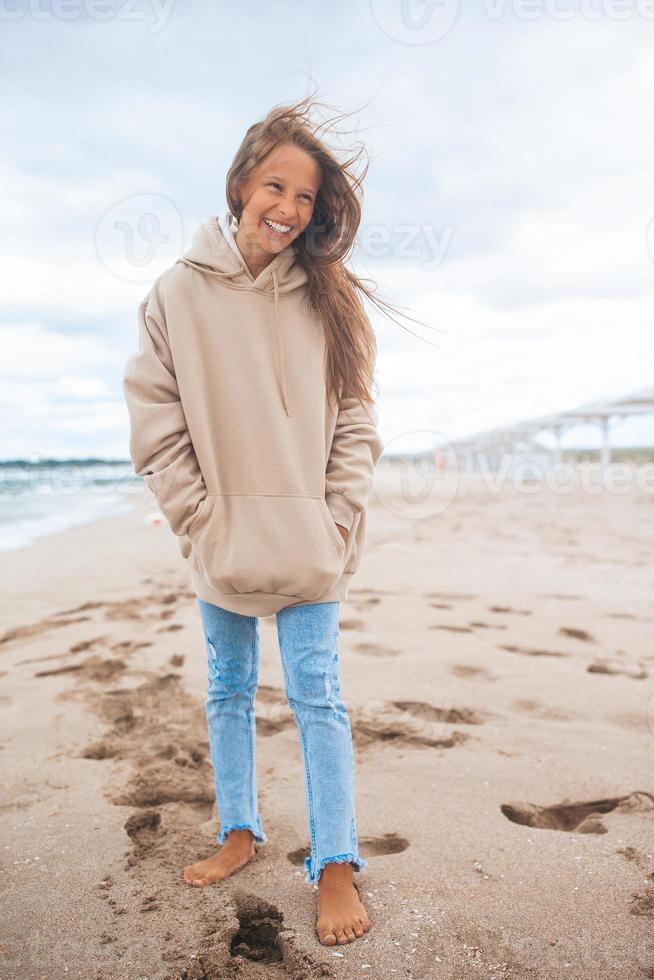 jeune fille sur la plage dans la tempête photo