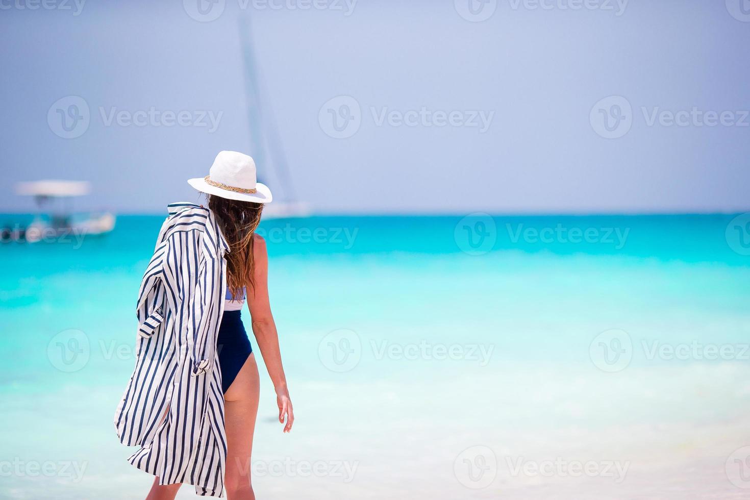 jeune femme heureuse en maillot de bain sur la plage blanche 18064108 Photo  de stock chez Vecteezy