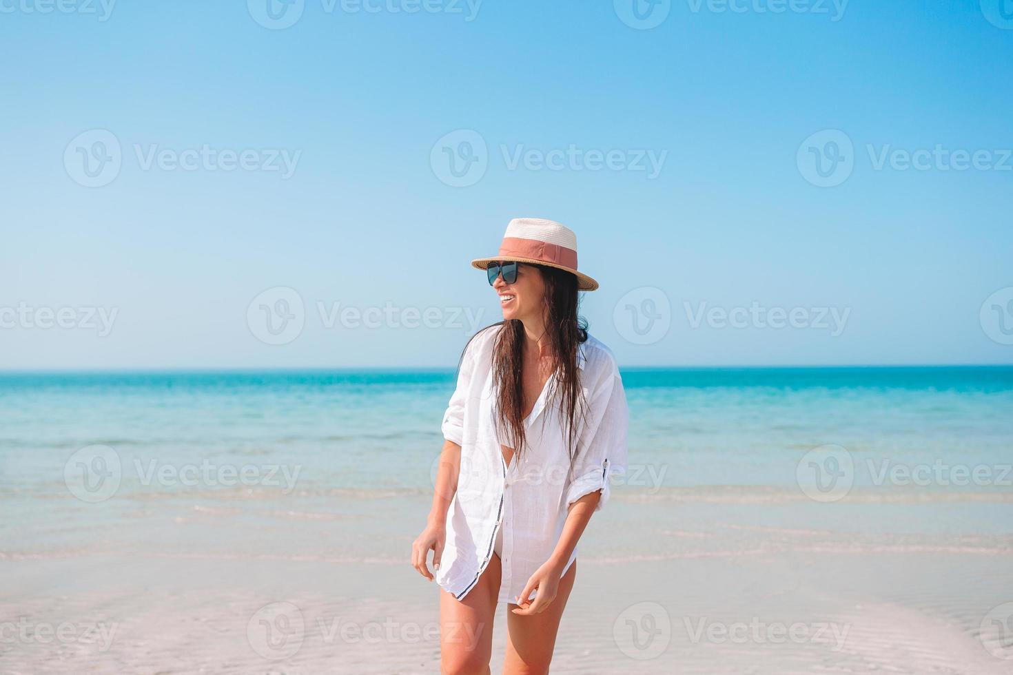 jeune femme de mode en robe verte sur la plage photo