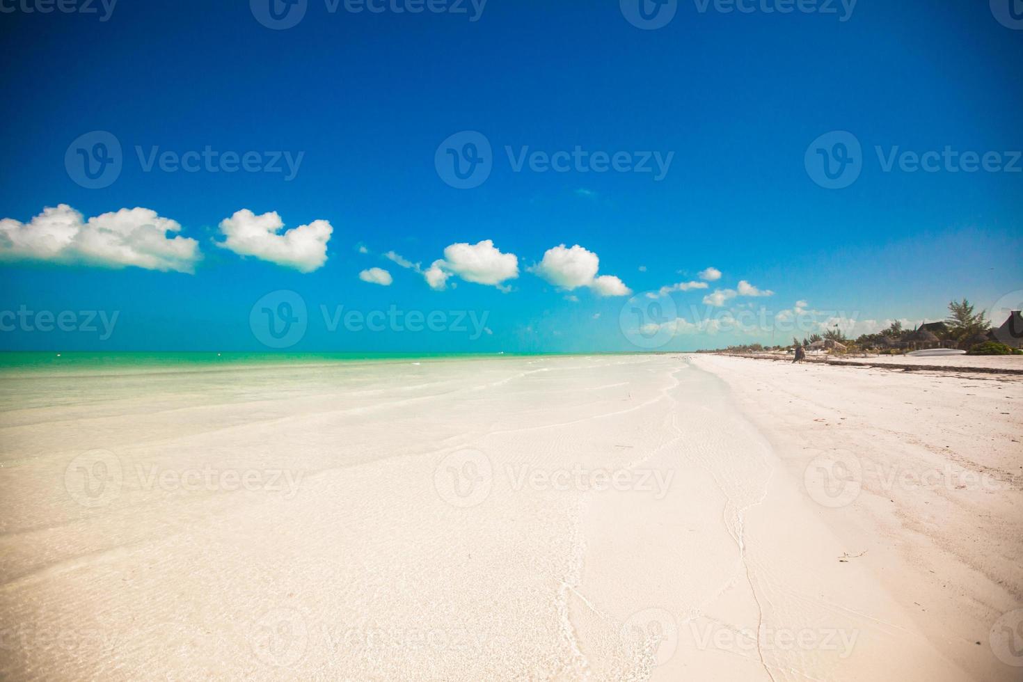 plage tropicale parfaite avec de l'eau turquoise photo