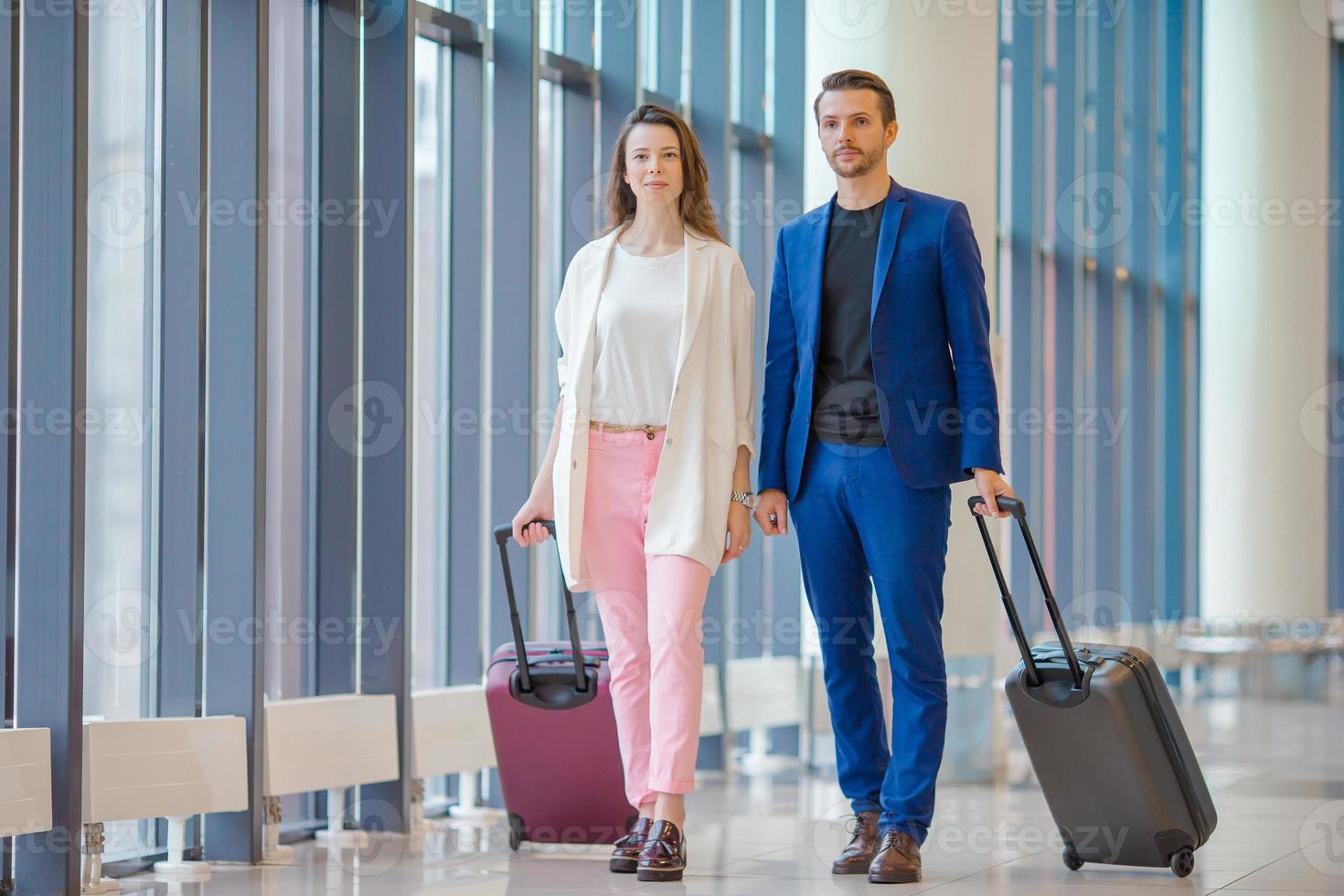 couple avec bagages à l'aéroport international. homme et femme atterrissant photo