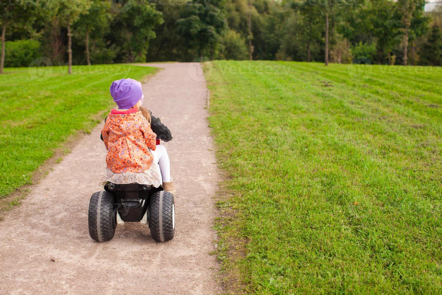 adorables petites filles mignonnes font du vélo à l'extérieur photo