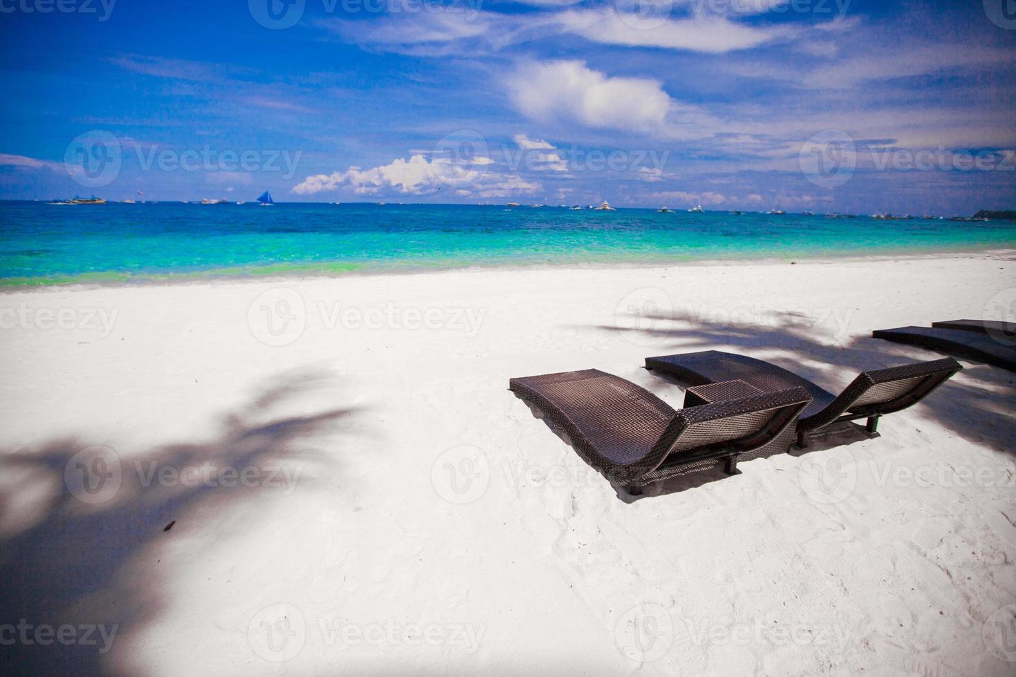 chaises de plage sur la belle île de plage de sable blanc photo