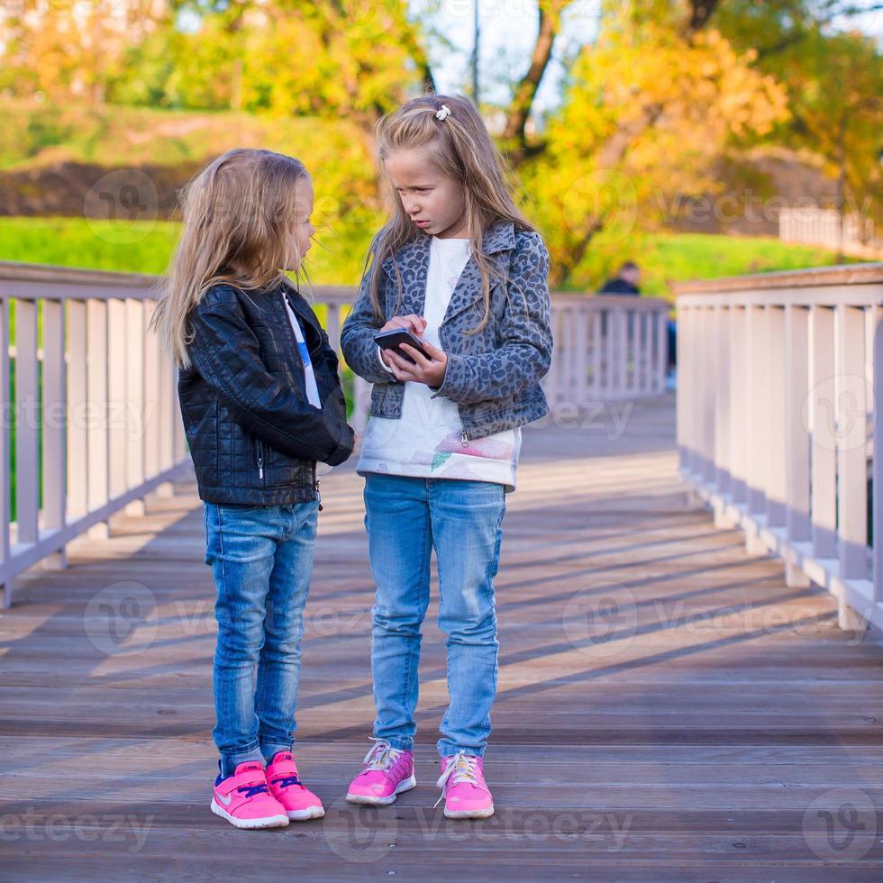 adorables petites filles à la chaude journée d'automne à l'extérieur photo