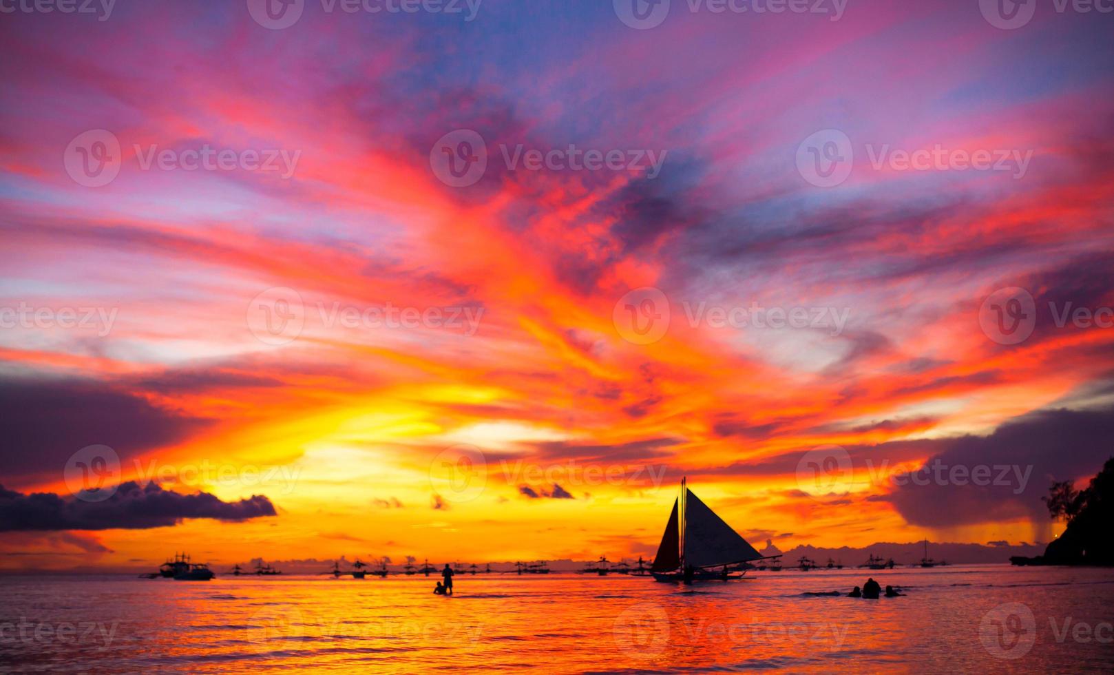 bateau à voile au coucher du soleil photo