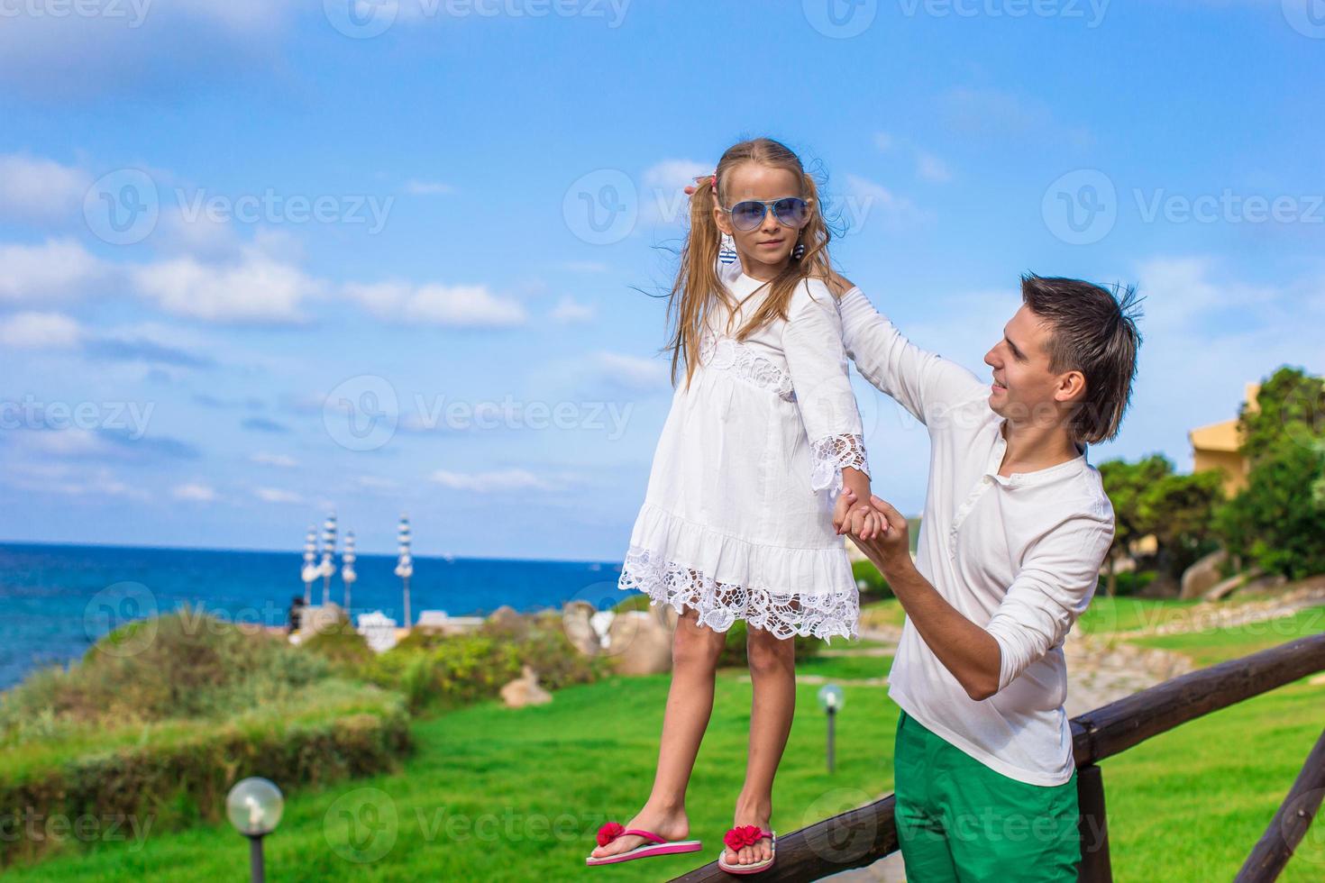 adorable petite fille et papa heureux en plein air photo