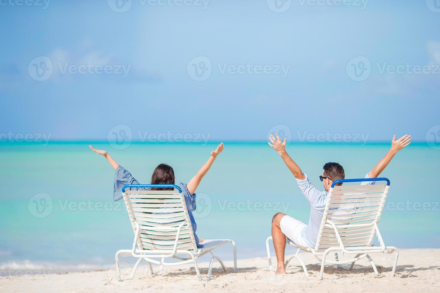 couple se détendre sur une plage tropicale aux maldives photo