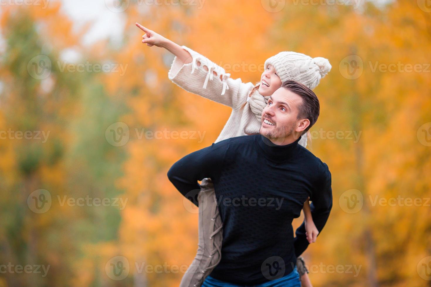 fille heureuse en costume d'halloween avec citrouille jack.trick or treat photo