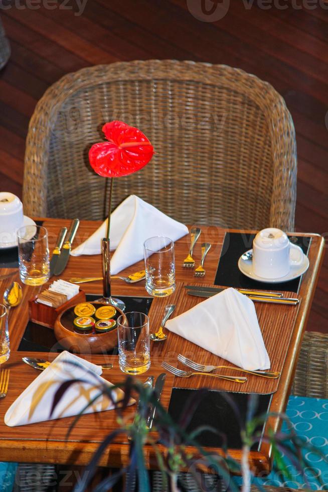 table servie pour le petit déjeuner dans un complexe tropical aux seyshelles photo
