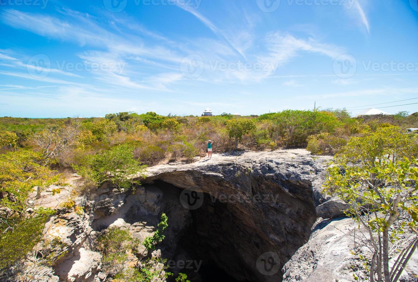 un trou noir dans le sol sur l'île des caraïbes turks and caicos photo