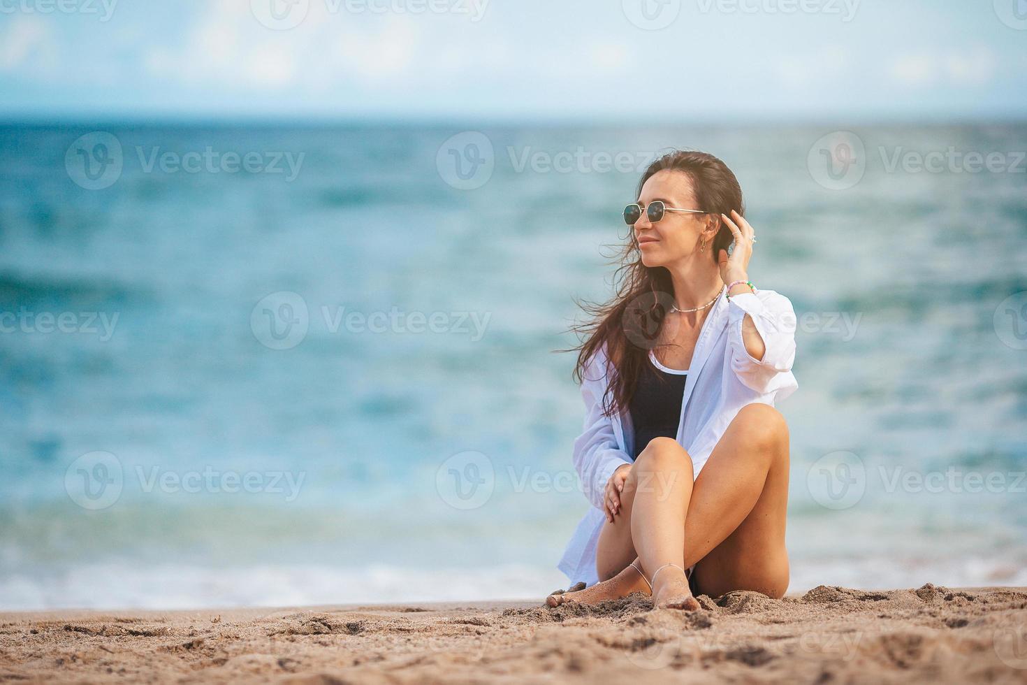 belle jeune femme se détendre sur la plage photo