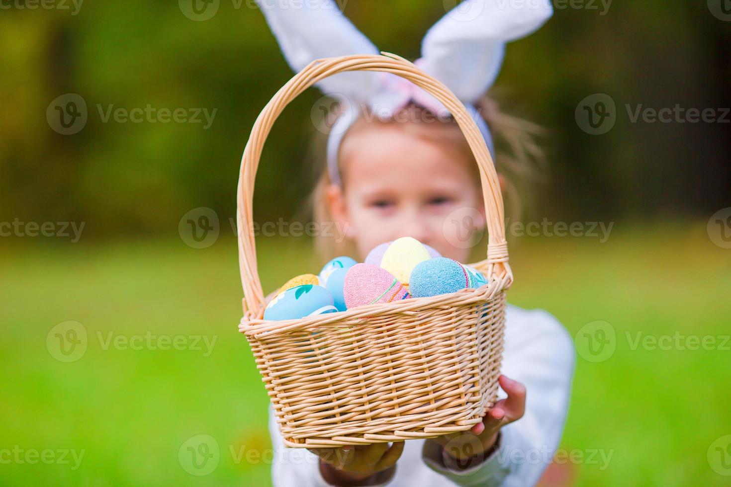 adorable petite fille portant des oreilles de lapin avec un panier rempli  d'oeufs de pâques le jour du printemps à l'extérieur 17766239 Photo de  stock chez Vecteezy