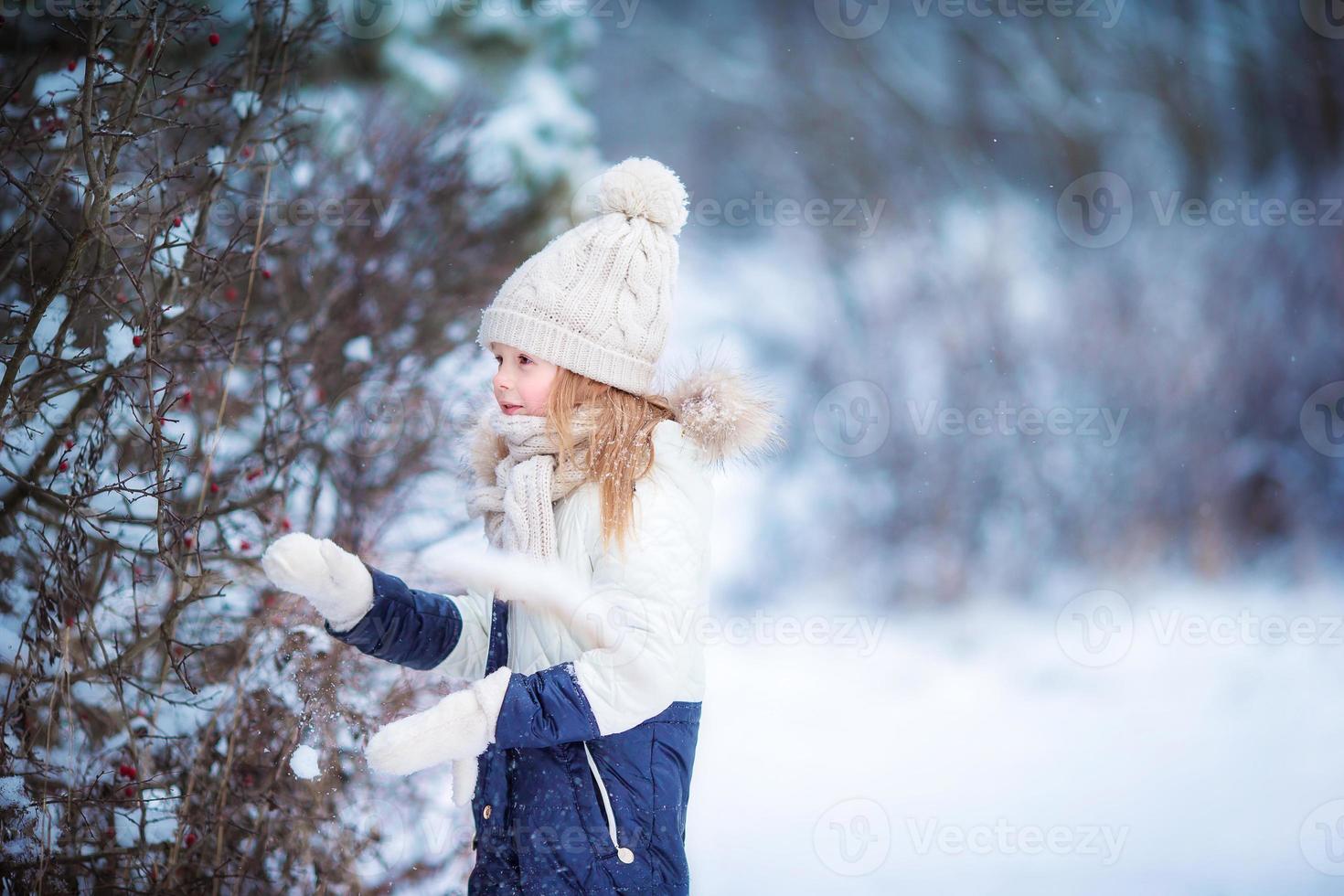 adorable petite fille en journée d'hiver gelée à l'extérieur photo