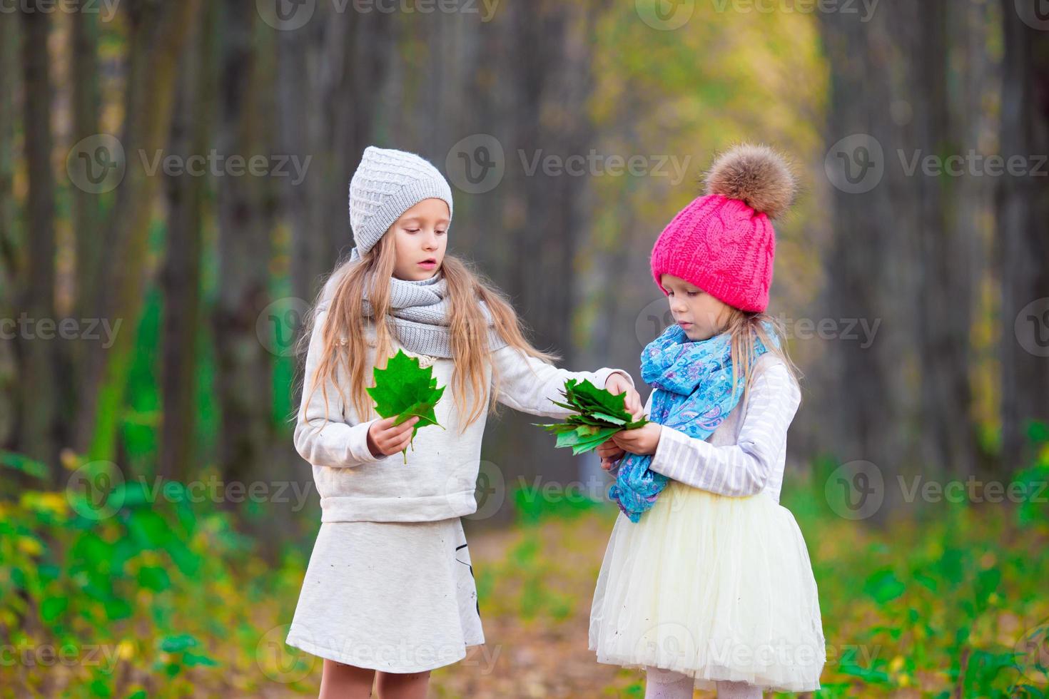 petites filles adorables à l'extérieur lors d'une chaude journée d'automne ensoleillée photo