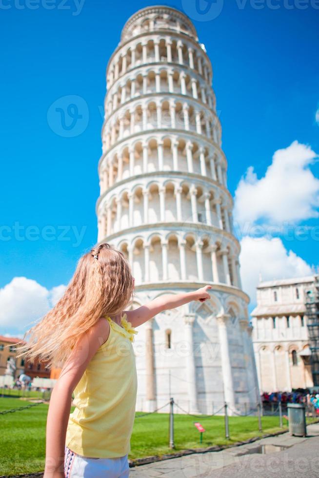 petite fille en vacances italiennes près de la célèbre tour penchée de pise photo