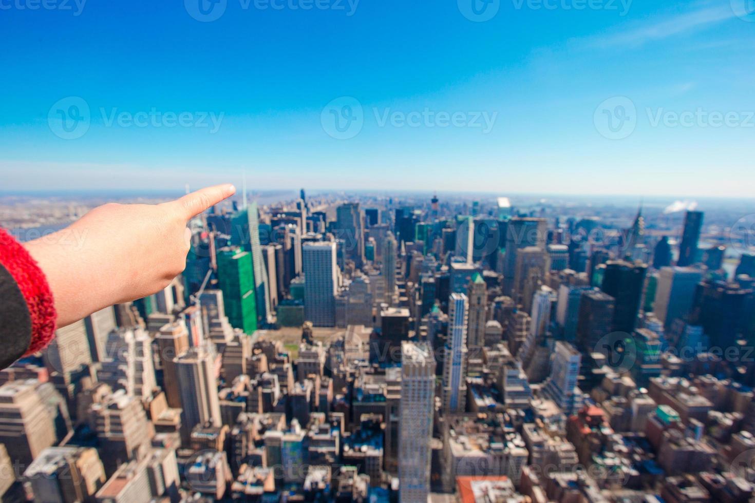 belle ligne d'horizon de la ville de new york avec des gratte-ciel urbains tôt le matin photo