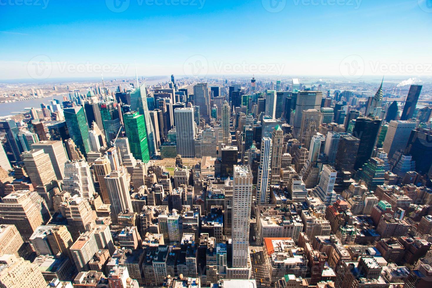 belle ligne d'horizon de la ville de new york avec des gratte-ciel urbains tôt le matin photo