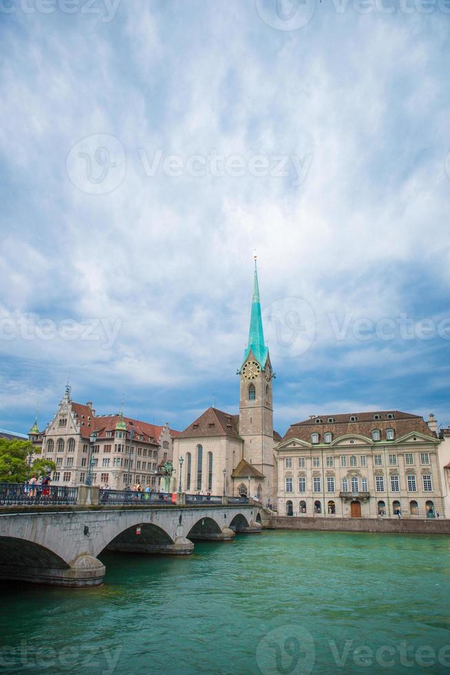 vue sur le centre-ville historique de zurich avec la célèbre église fraumunster et la rivière limmat, suisse photo