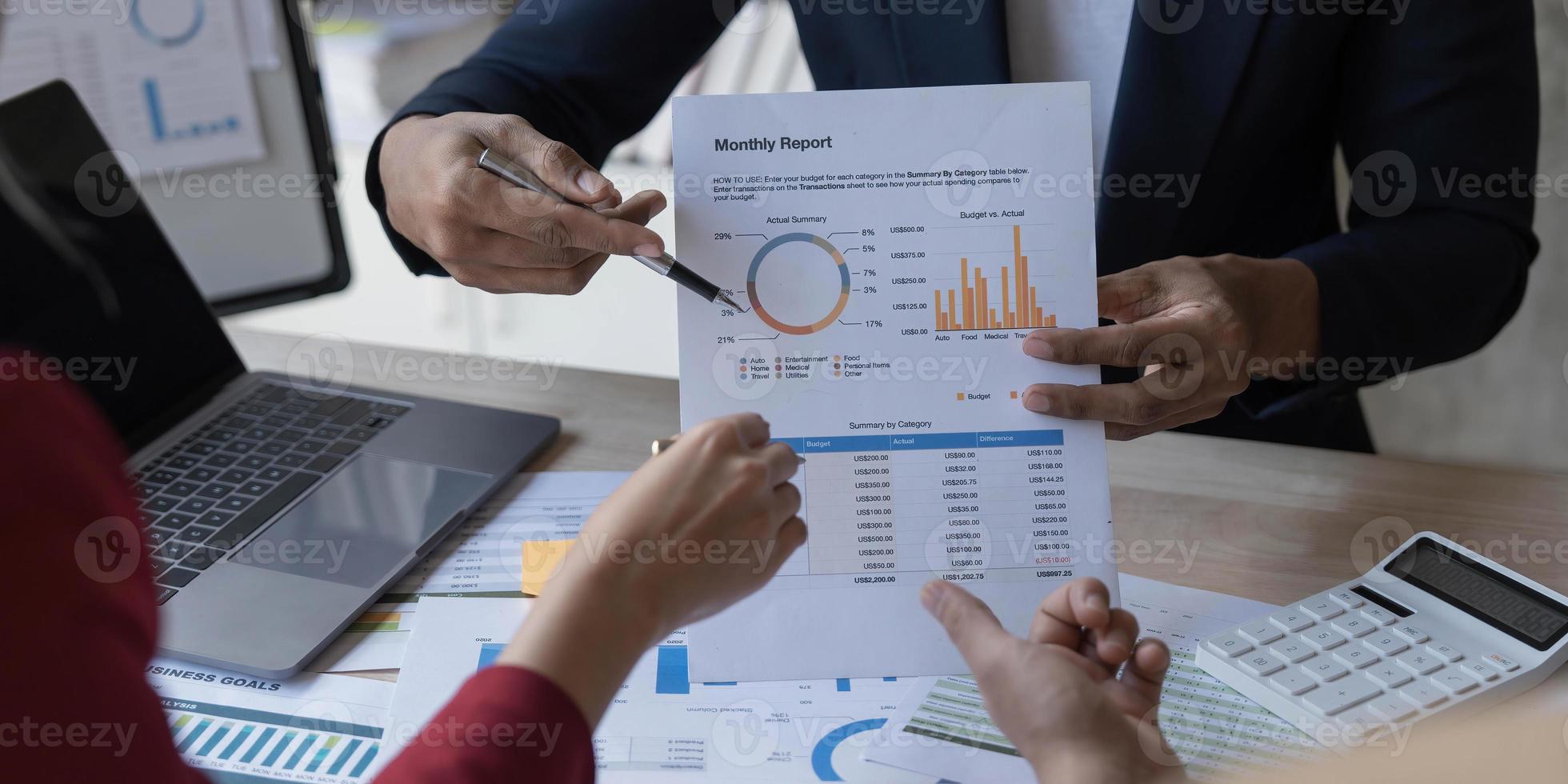 les gens d'affaires se réunissent à l'aide d'un ordinateur portable, d'une calculatrice, d'un cahier, d'un papier graphique boursier pour des plans d'analyse visant à améliorer la qualité le mois prochain. concept d'entreprise de discussion de conférence photo