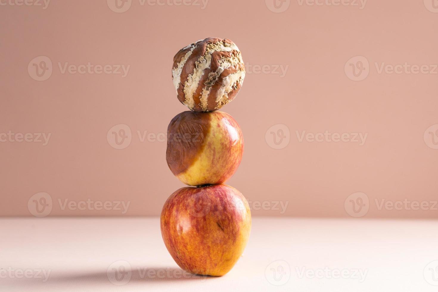 pomme avec moisissure et pomme fraîche sur fond - concept de croissance de moisissure et de détérioration des aliments photo