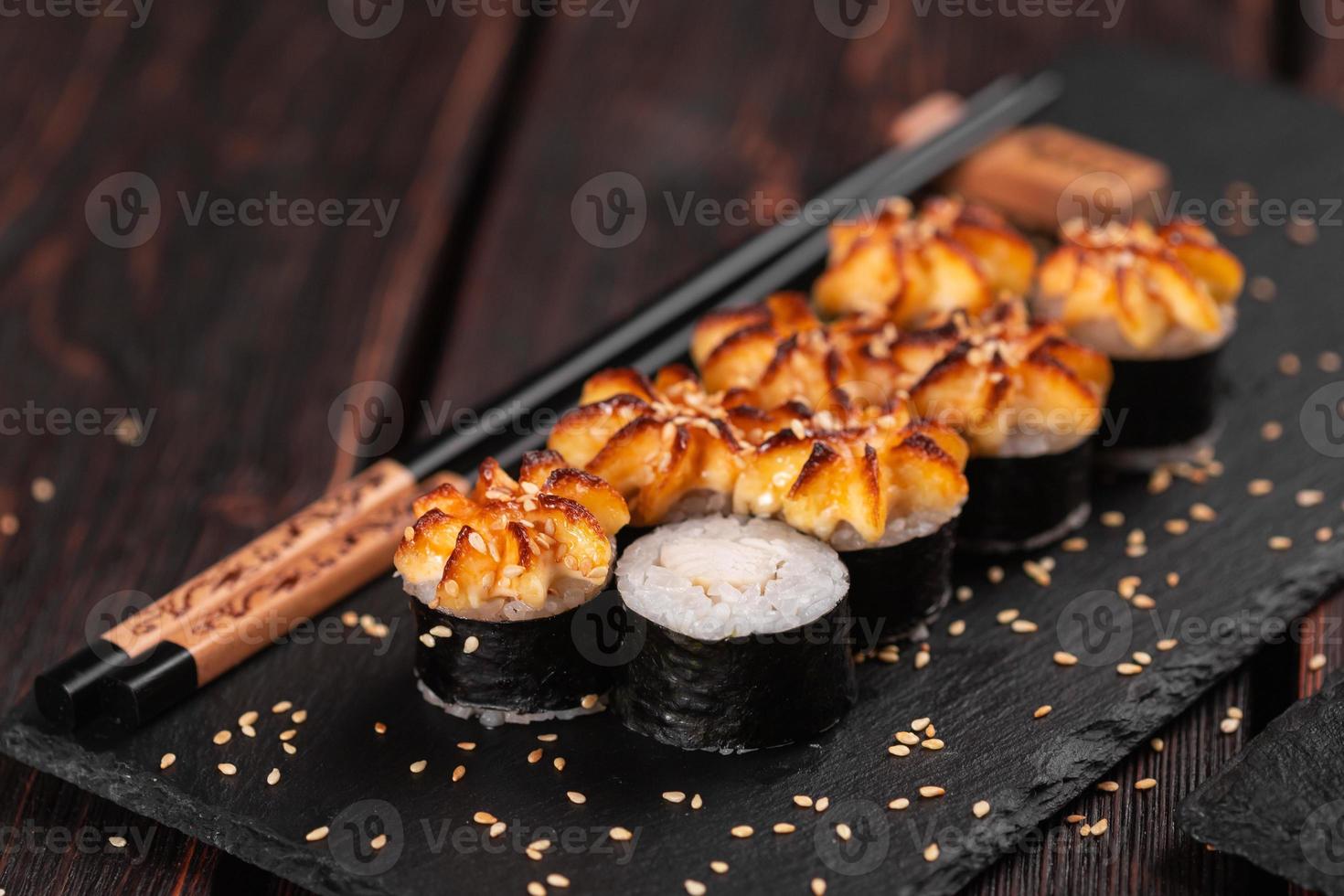 japonais hot maki roll sushi aux crevettes - concept de cuisine asiatique photo