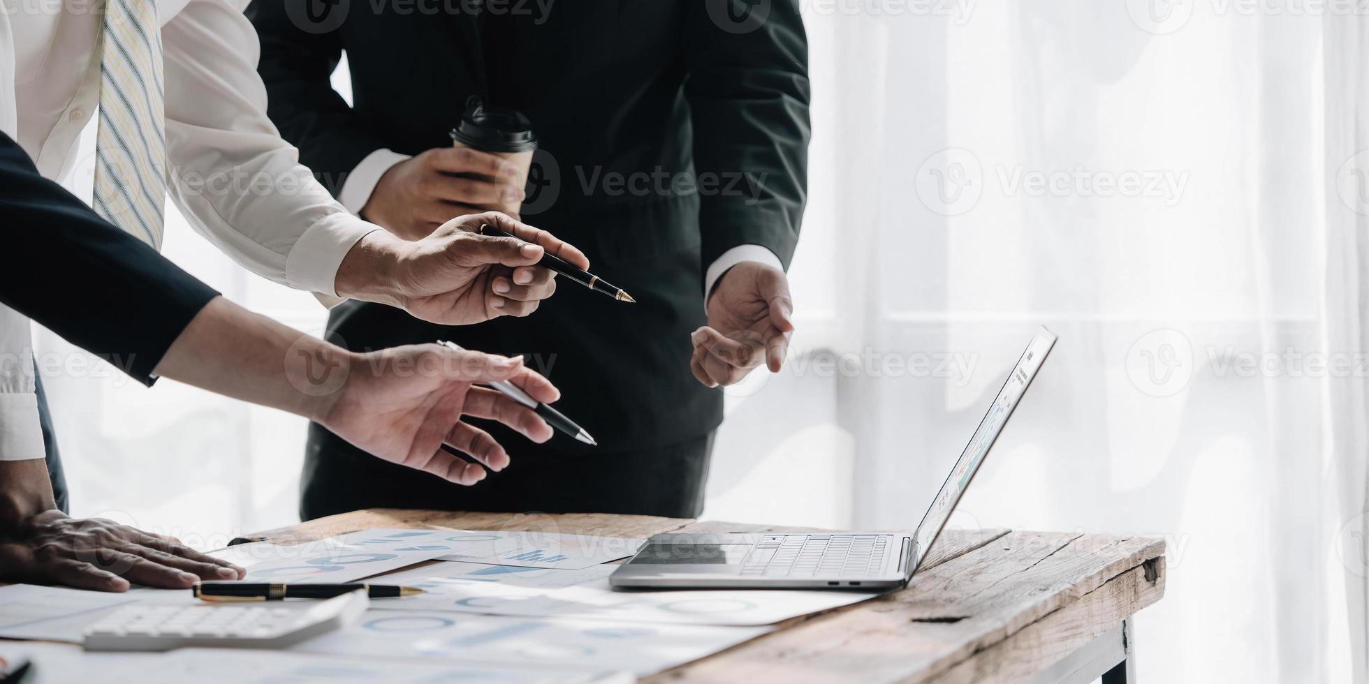 les gens d'affaires se réunissent à l'aide d'un ordinateur portable, d'une calculatrice, d'un cahier, d'un papier graphique boursier pour des plans d'analyse visant à améliorer la qualité le mois prochain. concept d'entreprise de discussion de conférence photo