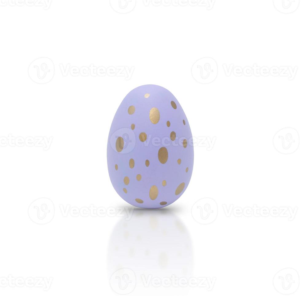 joyeuses Pâques. bel oeuf violet avec motif différent isolé sur fond blanc. photo