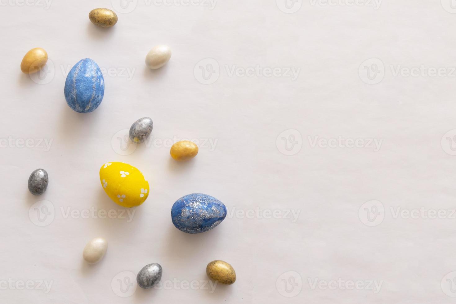 joyeuses Pâques. bel oeuf coloré avec un motif différent sur fond gris. Vacances de printemps. photo