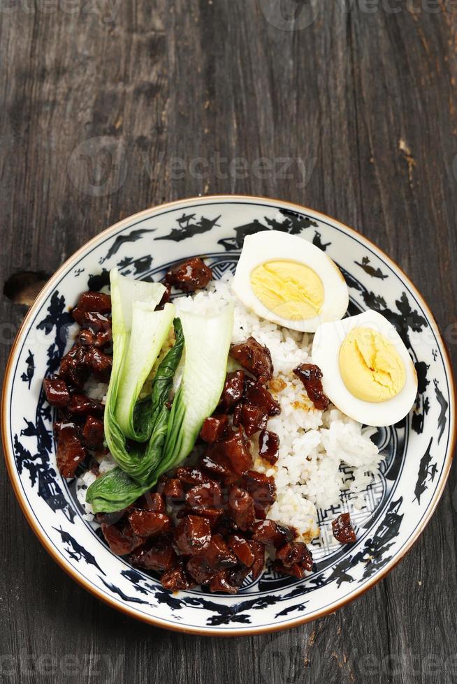 Porc braisé taïwanais lu rou fan sur riz blanc cuit à la vapeur photo